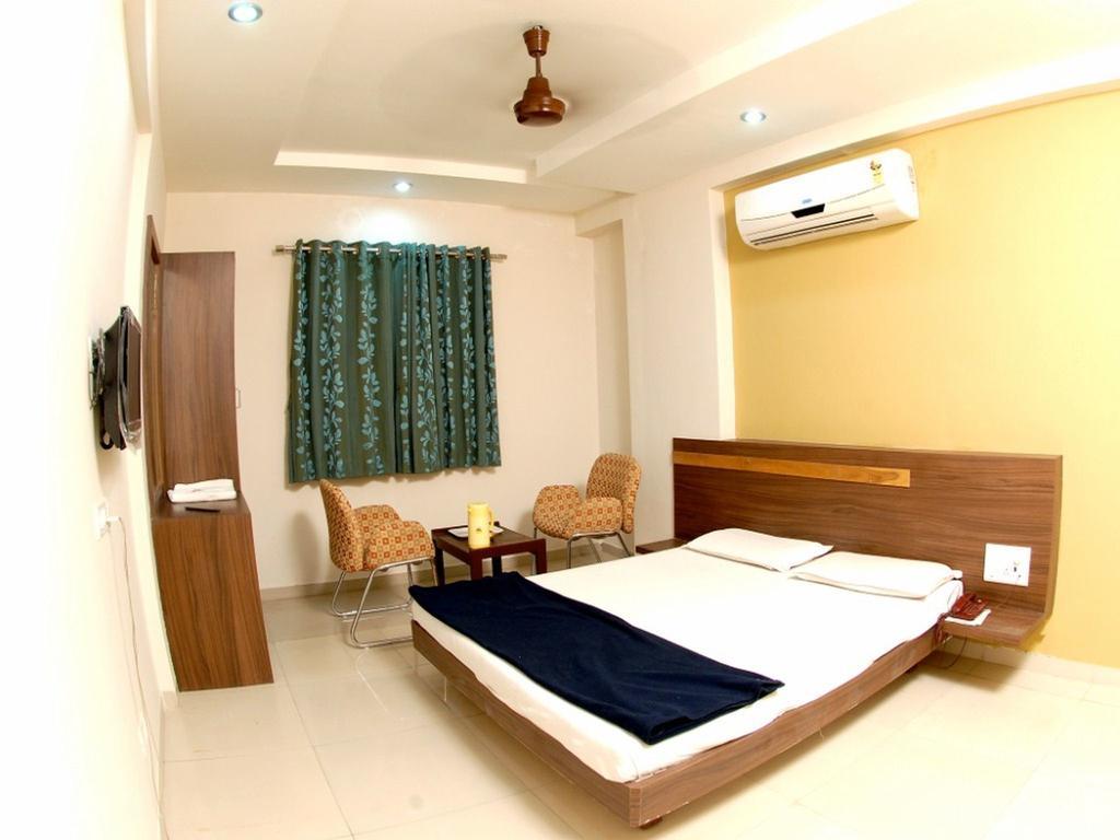 Hotel Rahi Inn Vadodara Bagian luar foto